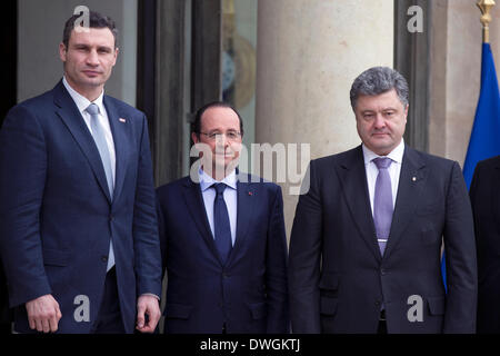 Paris, France. 7th Mar, 2014. French President Francois Hollande (C) meets with Ukrainian opposition leader and former world boxing champion Vitali Klitschko (L) and former Ukrainian Foreign Affairs Minister Petro Porochenko at the Elysee Palace in Paris, France, on March 7, 2014. The meeting took place after an extraordinary EU leaders meeting in Brussels regarding the situation in Ukraine. Credit:  Etienne Laurent/Xinhua/Alamy Live News Stock Photo