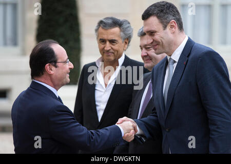 Paris, France. 7th Mar, 2014. French President Francois Hollande (1st L) meets with Ukrainian opposition leader and former world boxing champion Vitali Klitschko (1st R) and former Ukrainian Foreign Affairs Minister Petro Porochenko(2nd R) at the Elysee Palace in Paris, France, on March 7, 2014. The meeting took place after an extraordinary EU leaders meeting in Brussels regarding the situation in Ukraine. Credit:  Etienne Laurent/Xinhua/Alamy Live News Stock Photo