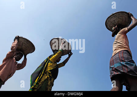 Dhaka, Bangladesh, 07th March 2014: International woman’s day. Women work on coal fields alongside men. But oftentimes, women workers get less amount of money for the same amount of work they do. (Photo by Zakir Hossain Chowdhury/Pacific Press/Alamy Live News) Stock Photo