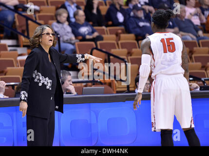 March 8, 2014 - Uncasville, CT, USA - Saturday March 8, 2014: Rutgers Scarlet Knights Head coach C. Vivian Stringer talks to Rutgers Scarlet Knights guard Syessence Davis during the 1st half of the American Athletic Conference womens basketball tournament game between Rutgers and SMU at Mohegan Sun Arena in Uncasville, CT. Bill Shettle / Cal Sport Media. Stock Photo