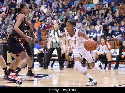 March 8, 2014 - Uncasville, CT, USA - Saturday March 8, 2014: UConn huskies guard Moriah Jefferson (4) drives the baseline against Cincinnati Bearcats guard Alyesha Lovett (12) during the 1st half of the American Athletic Conference womens basketball tournament game between Cincinnati and UConn at Mohegan Sun Arena in Uncasville, CT. Bill Shettle / Cal Sport Media. Stock Photo