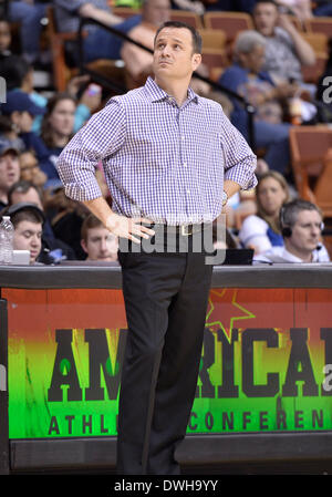 Uncasville, CT, USA. 8th Mar, 2014. Saturday March 8, 2014: Louisville Cardinals Head coach Jeff Walz looks on from the sidelines during the 1st half of the American Athletic Conference womens basketball tournament game between Houston and Louisville at Mohegan Sun Arena in Uncasville, CT. Bill Shettle / Cal Sport Media. © csm/Alamy Live News Stock Photo