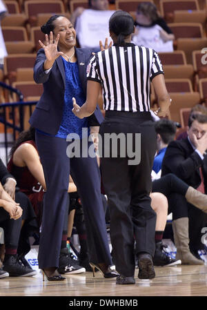 Uncasville, CT, USA. 8th Mar, 2014. Saturday March 8, 2014: Temple Head coach Tonya Cardoza reacts to a call to an official during the 1st half of the American Athletic Conference womens basketball tournament game between Temple and South Florida at Mohegan Sun Arena in Uncasville, CT. Bill Shettle / Cal Sport Media. © csm/Alamy Live News Stock Photo