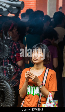 Temple Visitor paying respects at Hsing Tian Kong, Taipei, Taiwan Stock Photo