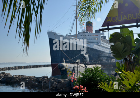 Queen Mary, 1936 art deco Cunard ocean liner and Russian Submarine B427 Scorpion moored at Long Beach, California Stock Photo