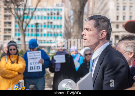 Geoffrey Croft of NYC Park Advocates speaks at a rally at the pavilion at the north end of Union Square Park in New York Stock Photo