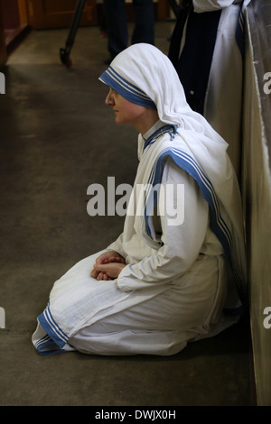 Sisters of The Missionaries of Charity of Mother Teresa at Mass in the chapel of the Mother House, Kolkata, India Stock Photo