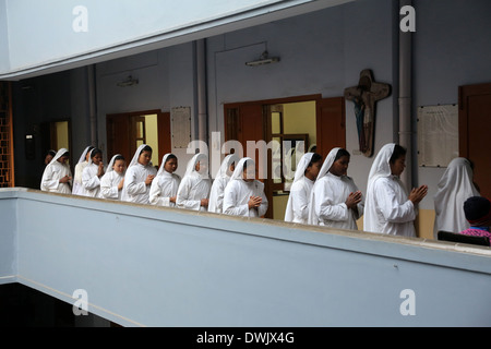 Sisters of The Missionaries of Charity of Mother Teresa at Mass in the chapel of the Mother House, Kolkata, India Stock Photo