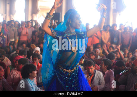 Barsana, India. 8th Mar, 2014. A Transgender or 'Hijra' dances during Lathmaar Holi or Lathmar Holi festival in Barsana. © Subhash Sharma/ZUMA Wire/ZUMAPRESS.com/Alamy Live News Stock Photo