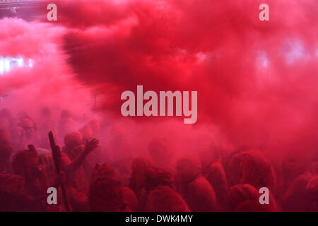 Barsana, India. 8th Mar, 2014. People are covered in powder color during Lathmaar Holi or Lathmar Holi festival in Barsana. © Subhash Sharma/ZUMA Wire/ZUMAPRESS.com/Alamy Live News Stock Photo