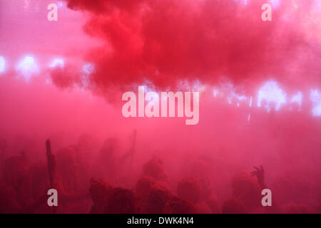 Barsana, India. 8th Mar, 2014. People are covered in powder color during Lathmaar Holi or Lathmar Holi festival in Barsana. © Subhash Sharma/ZUMA Wire/ZUMAPRESS.com/Alamy Live News Stock Photo