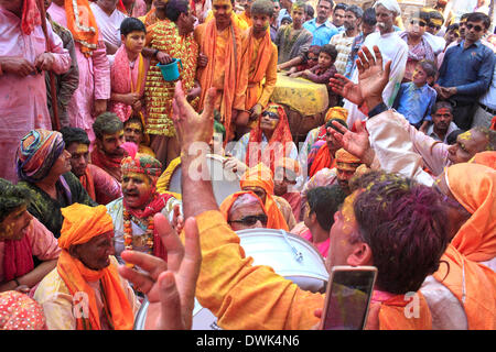 Barsana, India. 8th Mar, 2014. People are covered in powder and confetti color during Lathmaar Holi or Lathmar Holi festival in Barsana. © Subhash Sharma/ZUMA Wire/ZUMAPRESS.com/Alamy Live News Stock Photo