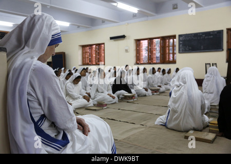 Missionaries of Charity of Mother Teresa at Mass in the chapel of the Mother House, Kolkata, India Stock Photo
