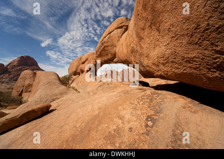 Felsbogen beim Inselberg Spitzkoppe, Namibia, Afrika | rock arch near the granite mountain Spitzkoppe, Namibia, Africa Stock Photo