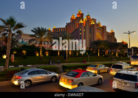 Evening rush hour on Crescent Road at the Hotel Atlantis The Palm, Palm Jumeirah, Dubai, United Arab Emirates Stock Photo