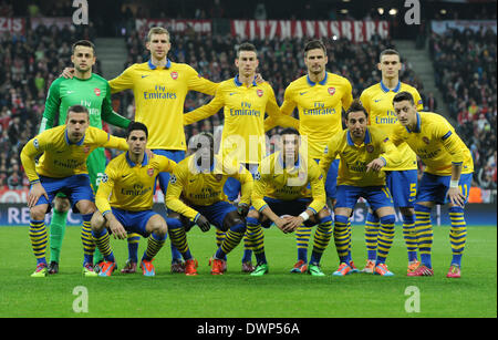 Munich, Germany. 11th Mar, 2014.Munich, Germany. 11th Mar, 2014. FC Arsenal's soccer squad (back, L-R) goalkeeper Lukasz Fabianski, Per Mertesacker, Laurent Koscielny, Olivier Giroud, Thomas Vermaelen; (front, L-R) Lukas Podolski, Mikel Arteta, Bacary Sagna, Alex Oxlada-Chamberlain, Santi Cazorla und Mesut Ozil stand together on the pitch for a group picture prior to the second leg of the UEFA Champions League round of 16 match between Bayern Munich and FC Arsenal in Munich, Germany, 11 March 2014. Photo: Sven Hoppe/dpa/Alamy Live News Stock Photo