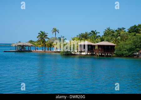 Honduras, Honduran Bay Islands, Roatan, Sandy Bay, Anthony's Key. Resort bungalows along scenic tropical caye Stock Photo