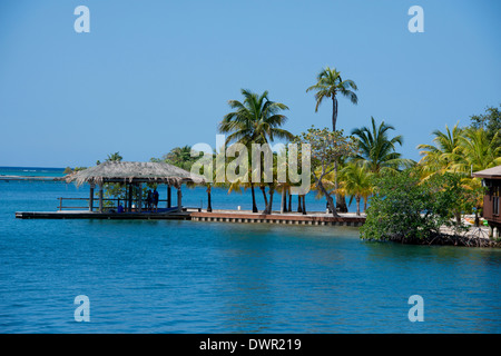 Honduras, Honduran Bay Islands, Roatan, Sandy Bay, Anthony's Key. Resort pier along scenic caye. Stock Photo