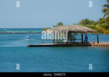 Honduras, Honduran Bay Islands, Roatan, Sandy Bay, Anthony's Key. Resort pier along scenic caye Stock Photo