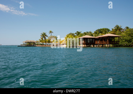 Honduras, Honduran Bay Islands, Roatan, Sandy Bay, Anthony's Key. Resort bungalows along scenic tropical caye. Stock Photo