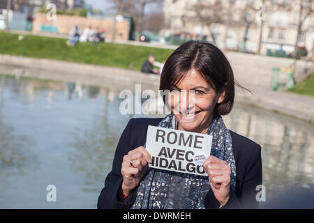 Paris, France. 12th Mar, 2014. French Socialist Party (PS) candidate for the 2014 mayoral elections in Paris and deputy-Mayor Anne Hidalgo, holds a board reading 'Rome with Hidalgo' as she poses in front of the 13th district town hall in Paris, on the Italy square, on March 12, 2014, during a visit of the Rome's mayor. This district is twinned with one of Rome. Hidalgo is due to present a project for a lifting of this square. Credit:  Michael Bunel/NurPhoto/ZUMAPRESS.com/Alamy Live News Stock Photo