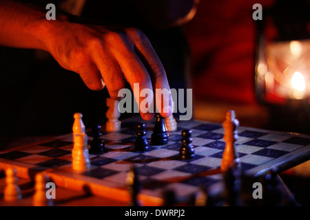 Jugar al ajedrez por la noche con sus amigos en Mozambique Fotografía de  stock - Alamy