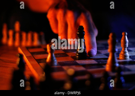 Jugar al ajedrez por la noche con sus amigos en Mozambique Fotografía de  stock - Alamy