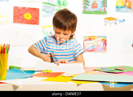 https://l450v.alamy.com/450v/dwwe37/3-years-old-boy-cutting-cardboard-paper-with-scissors-in-preschool-dwwe37.jpg