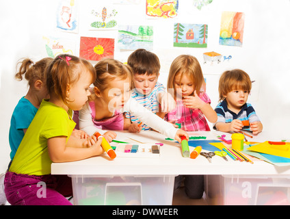 https://l450v.alamy.com/450v/dwweer/large-group-of-little-kids-on-painting-class-sitting-together-with-dwweer.jpg