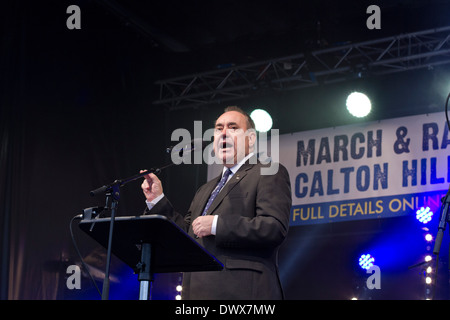 Scotland's First Minister Alex Salmond MSP addressing crowds on Calton Hill in Edinburgh, during a pro-Independence march. Stock Photo