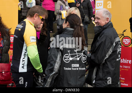 Look North's Harry & Amy's Tandem Tour de Yorkshire in aid of Sport Relief - Harry & Amy before the start, smiling, laughing & chatting to Gary Verity, Kay Mellor & Linda Barker - Leeds Town Hall, West Yorkshire, England, UK. Stock Photo