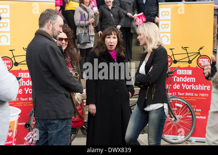 Before the start of Look North's Harry & Amy's Tandem Tour de Yorkshire in aid of Sport Relief. Kay Mellor & Linda Barker chatting, while crowd of supporters stands behind - Leeds Town Hall, West Yorkshire, England, UK. Stock Photo