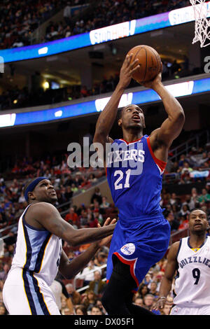 Philadelphia, Pennsylvania, USA. 15th Mar, 2014. Philadelphia 76ers forward Thaddeus Young (21) goes up for the shot with Memphis Grizzlies forward Zach Randolph (50) looking on during the NBA game between the Memphis Grizzlies and the Philadelphia 76ers at the Wells Fargo Center in Philadelphia, Pennsylvania. Christopher Szagola/Cal Sport Media/Alamy Live News Stock Photo