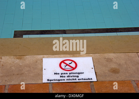 No diving sign at edge of hotel swimming pool, in English, French and German Stock Photo