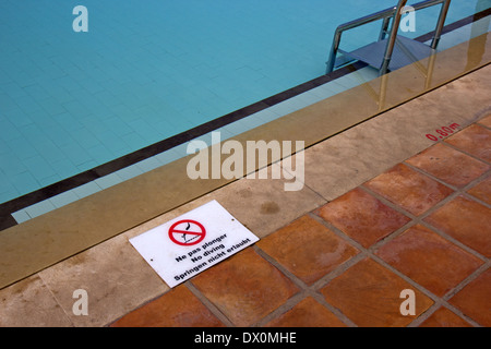 No diving sign at edge of hotel swimming pool, in English, French and German Stock Photo