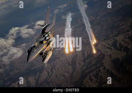 A US Air Force F-15E Strike Eagle from the 391st Expeditionary Fighter Squadron Bagram Air Base deploys heat decoys during a combat patrol November 12, 2008 over Helmand province, Afghanistan. Stock Photo