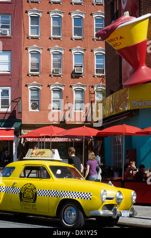 Caliente Cab Restaurant in Greenwich Village. 61 7th Avenue. (from 12:00 p.m. to 2:00 a.m.) U.S. $ 7-20. A yellow cab 50s parked outside and a huge glass of Margarita hung on the facade are two of the lures to attract diners, but the food alone is enough demand. Fajitas, enchiladas mole, tacos, burritos, quesadillas and many more typical of Mexico cute things. Stock Photo