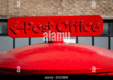 Post office sign with arrow on top of mail box Stock Photo