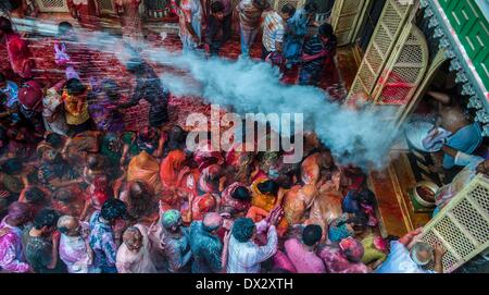 Calcutta. 17th Mar, 2014. Indian people sprinkle colour powder on the crowds at a temple during the celebration of Holi festival, also known as festival of colors, in Calcutta, capital of eastern Indian state West Bengal, March, 17, 2014. The Holi festival is a popular Hindu spring festival observed in India at the end of winter season on the last full moon day of the lunar month. Credit:  Tumpa Mondal/Xinhua/Alamy Live News Stock Photo