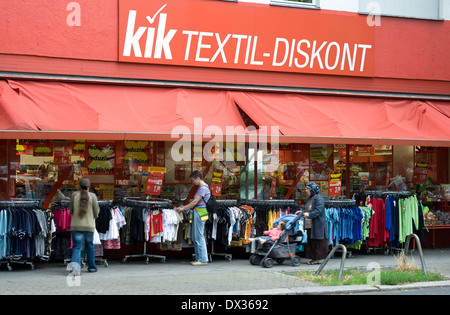 Tilbageholdelse universitetsområde gentagelse Kik Textil Discount Stock Photo - Alamy