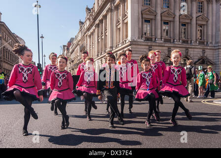 Waterloo Place, London, UK, 16 March 2014 - the annual St. Patrick's Day parade took place in bright sunshine in front of thousands of people who lined the route.  A group of young Irish dancers pass by. Credit:  Stephen Chung/Alamy Live News Stock Photo