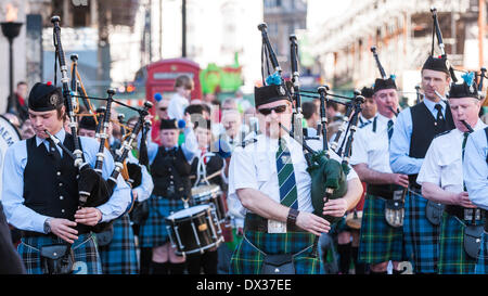 Waterloo Place, London, UK, 16 March 2014 - the annual St. Patrick's Day parade took place in bright sunshine in front of thousands of people who lined the route.  The Flanders Memorial Pipe Band pass by. Credit:  Stephen Chung/Alamy Live News Stock Photo