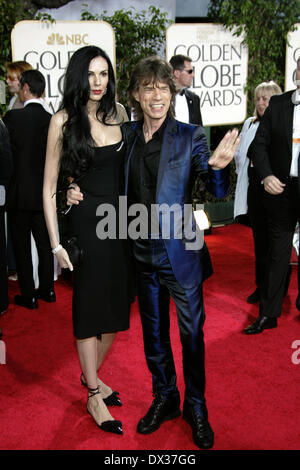 Beverly Hills, USA. 16th Jan, 2005. (dpa) - Sir Mick Jagger (R) smiles as he attends with his girlfriend L'Wren Scott the 62nd annual Golden Globe Awards in Beverly Hills, USA, 16 January 2005. Jagger won the award for his song 'Old Habits Die Hard' featured in the film comedy 'Alfie'. © dpa/Alamy Live News Stock Photo