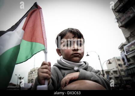 Ramallah, Palestinian Territories. 17th Mar, 2014. March 17, 2014 - Ramallah, West Bank, Palestinian Territory - Palestinian Boy hold Palestine Flag during a rally in support of Abbas in the West Bank Ramallah March 17, 2014. With pessimism growing over future of Middle East peace talks, U.S. President Barack Obama will meet Abbas in Washington on Monday to try to break stalemate. © Abdalkarim Museitef/NurPhoto/ZUMAPRESS.com/Alamy Live News