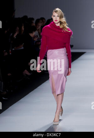 4,417 Louis Vuitton Front Row Paris Fashion Week Womenswear Stock