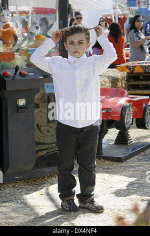 Kingston Rossdale and Zuma Rossdale At Shawn's pumpkin patch, Culver