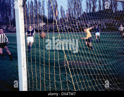 football, 2. Oberliga West, 1962/1963, Jahn Stadium Bottrop, VfB Bottrop versus SC Dortmund 95 3:0, Bottrop scores a goal, ESTIMATED CREATION DATE Stock Photo