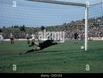 football, Regionalliga West, 1963/1964, Stadium am Uhlenkrug, ETB Schwarz Weiss Essen versus VfB Bottrop 0:1, ETB missing a penalty, keeper Fred Werner Bockholt (VfB) Stock Photo