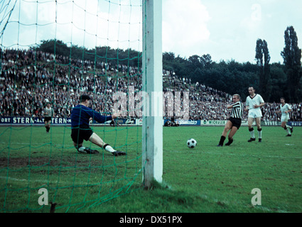 football, Regionalliga West, 1963/1964, Stadium am Uhlenkrug, ETB Schwarz Weiss Essen versus VfB Bottrop 0:1, Klaus Beckfeld (2.f.l.) scores the winning goal, left keeper Hermann Merchel (ETB) Stock Photo