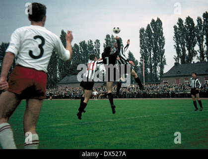 football, Regionalliga West, 1963/1964, Jahn Stadium, VfB Bottrop versus Sportfreunde Siegen 0:0, fisted clearance by keeper Horst Zimmer (Siegen) Stock Photo